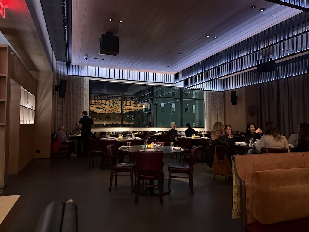 가구, 실내, 테이블, 장면, 천장, 인테리어 디자인, 커피 테이블, 바닥, 벽, 주방 및 식당 테이블, 로비, 홀, 방, 의자