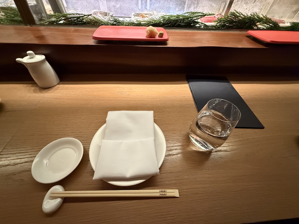 테이블, 꽃병, 도자기, 주방 도구, 실내, 접시, 식기, 서브웨어, 사발, 바닥, 테이블웨어, 디자인