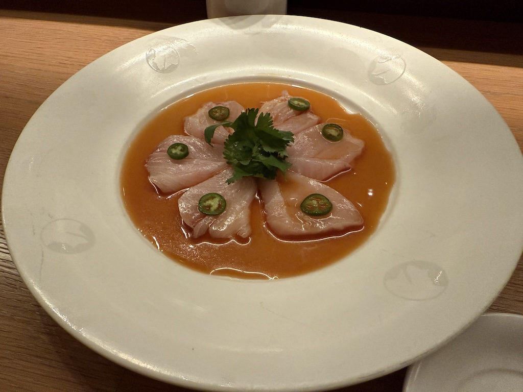 접시, 음식, 식기, 요리, 실내, 테이블웨어, 수프, 육수, 스톡, 플래터, 테이블, 화이트, 사발, 레스토랑