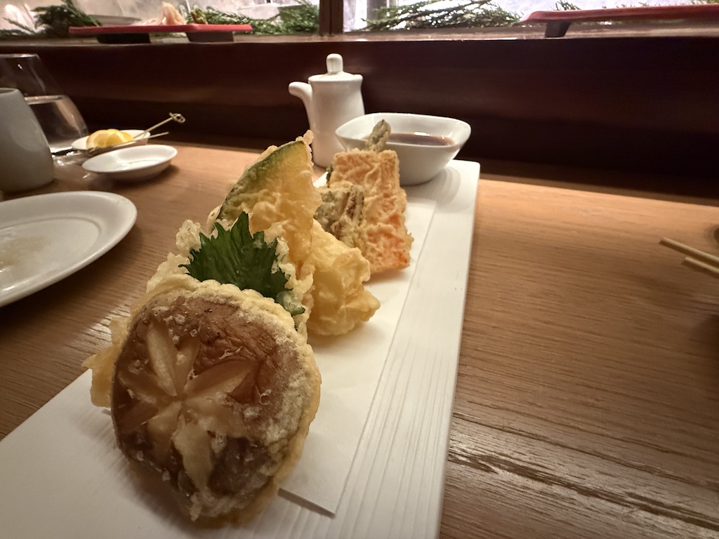 테이블웨어, 테이블, 음식, 식사, 요리, 식기, 패스트푸드, 서브웨어, 실내, 플래터, 브런치, 커피잔, 받침 접시, 접시, 스낵, 주방 도구, 레스토랑, 커피