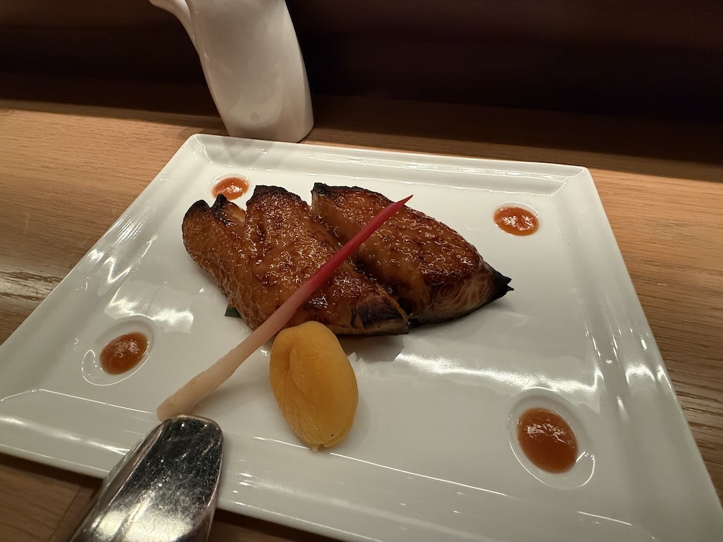 음식, 접시, 테이블, 주방 도구, 실내, 요리, 식사, 포크, 플래터, 식기, 일품 요리, 은식기, 패스트푸드, 요리 예술, 화이트, 테이블웨어, 레스토랑, 고기