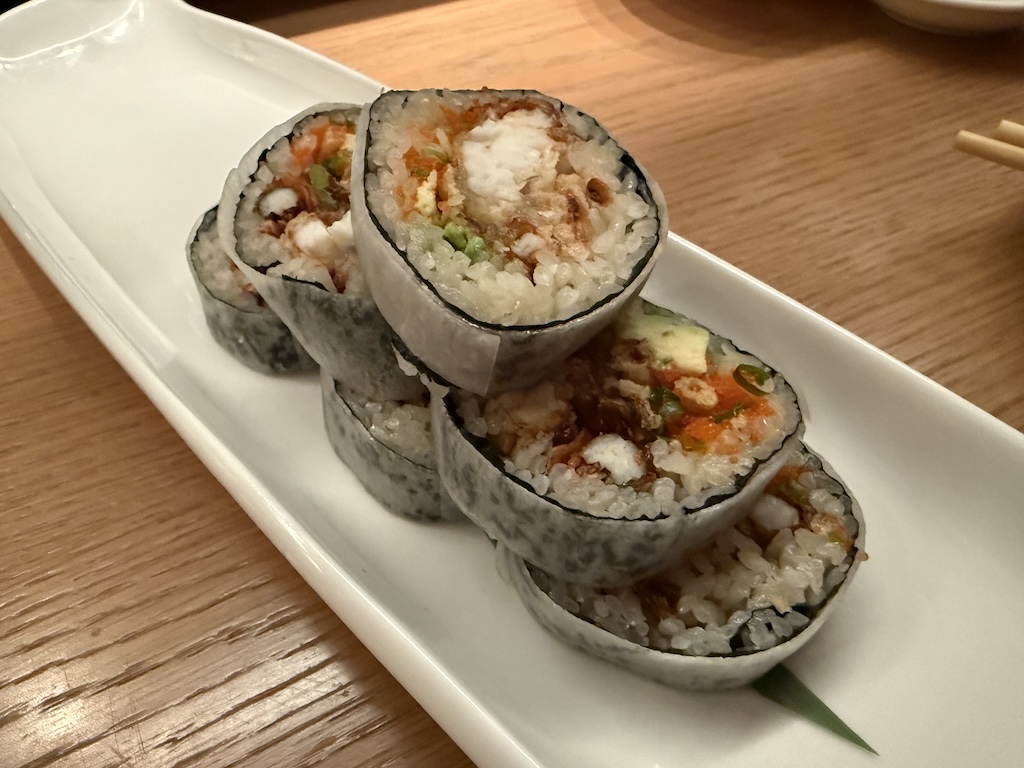 음식, 요리, 테이블, 실내, 미식, 접시, 쌀, 식사, 일본 요리, 요리 예술, 테이블웨어, 해산물, 플래터, 반찬, 캘리포니아 롤, 회, 사발, 레스토랑, 트레이