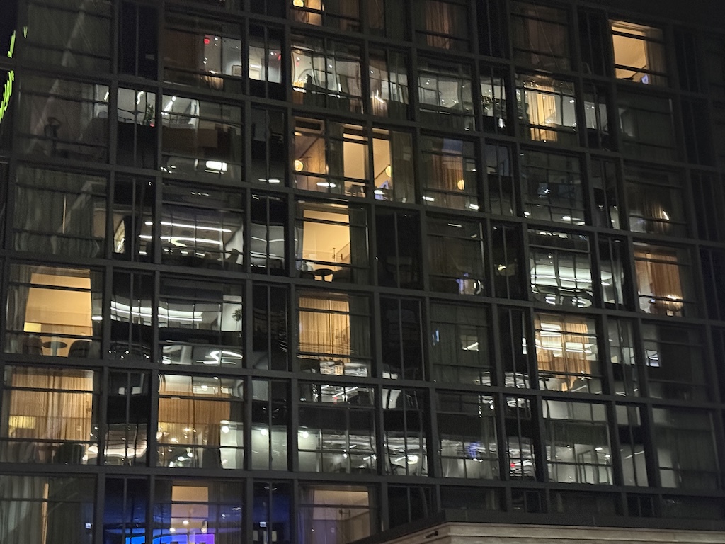 창문, 상업용 건물, 건물, 수도권, 건축물, 혼용, 도시 지역, 야외, 빛, 밤, 아파트 건물, 시티, 거리