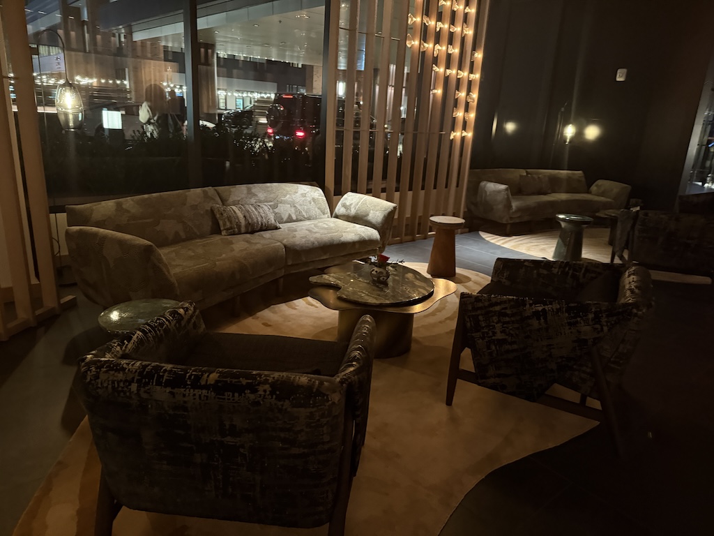 가구, 실내, 소파, 커피 테이블, 인테리어 디자인, 스튜디오 소파, 바닥, 테이블, 소파 침대, 러브시트, 팔걸이, 벽, 베개, 의자, 클럽 의자, 집, 창문, 거실, 밤, 방