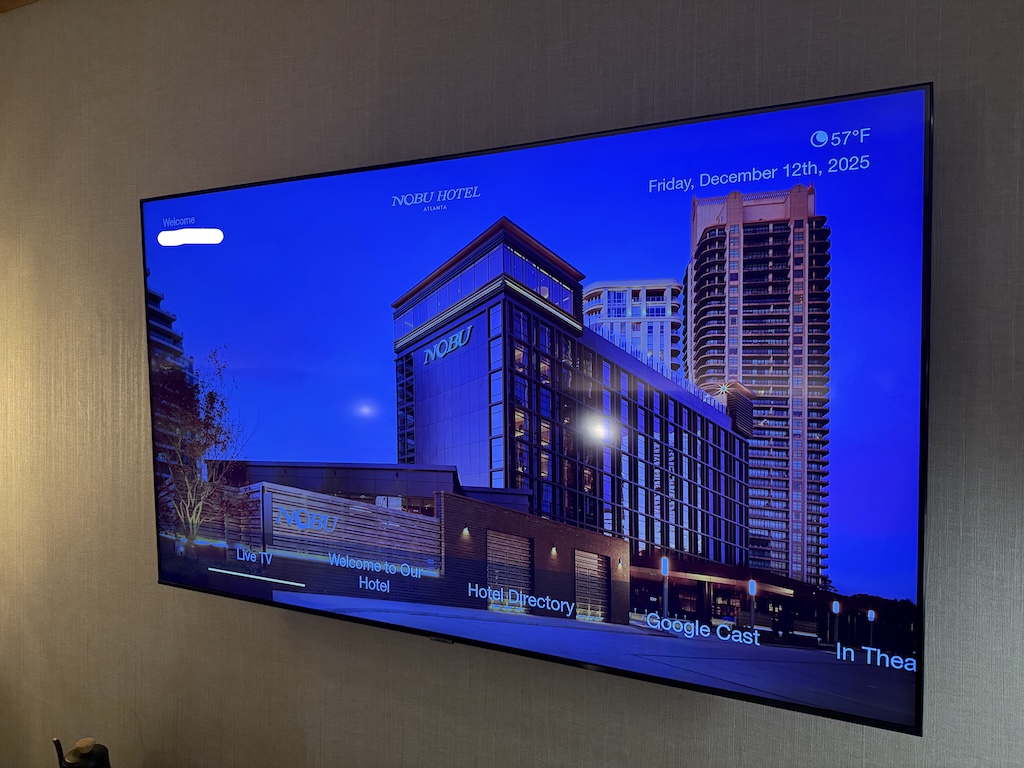 텍스트, 건물, 디스플레이 장치, 벽, 디스플레이, 모니터, 평판 디스플레이, 실내, LED 백라이트 LCD 디스플레이, 텔레비전, 화면