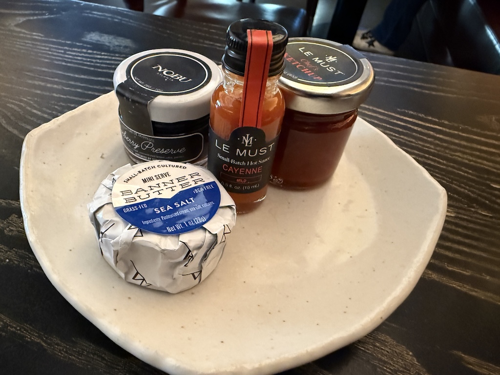 테이블, 음료, 청량 음료, 테이블웨어, 접시, 낙농, 병, 컵, 실내, 음식