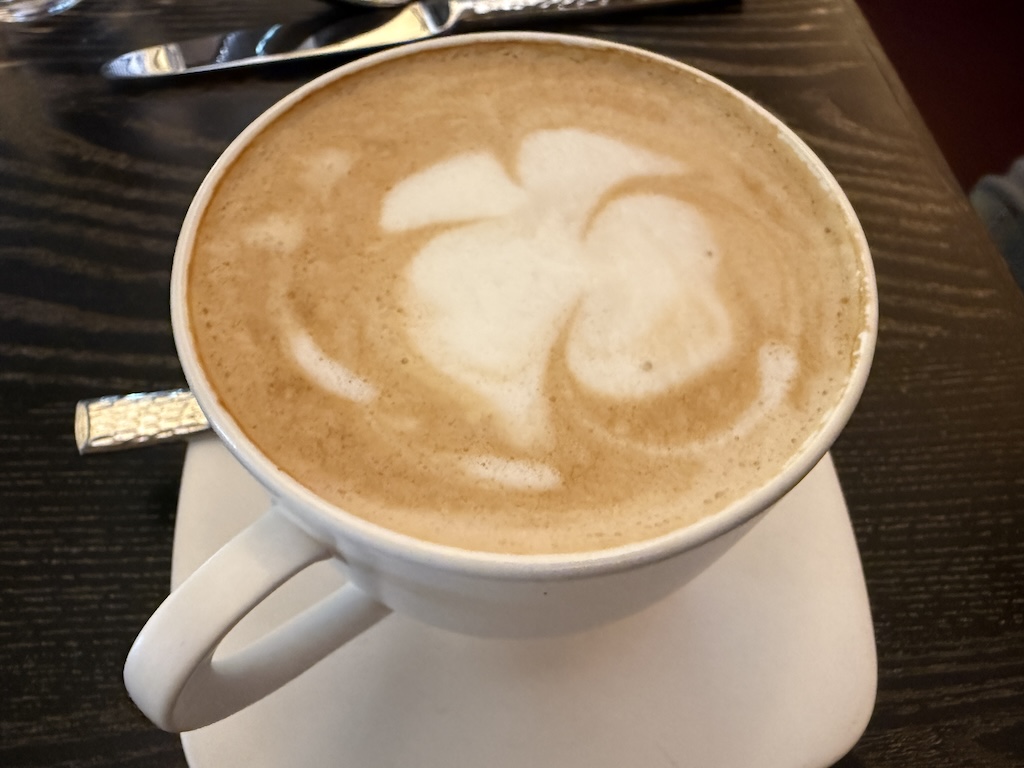 음료, 음식, 커피잔, 라떼, 커피, 카푸치노, 서브웨어, 에스프레소, 카페인, 커피 밀크, 테이블웨어, 카페오레, 음료용기, 화이트 커피, 까페 마키아또, 쿠바 에스프레소, 코르타도, 카페인 음료, 플랫 화이트, 에스프레시노, 거품, 식기, 받침 접시, 리스트레토, 모카치노, 카페, 머그잔, 인스턴트 커피, 주방용품, 핫초콜릿, 커피 대용품, 찻잔, 마로치노, 도피오, 컵, 커피하우스, 테이블, 민들레차, 실내