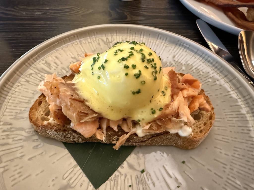 요리, 접시, 음식, 빵, 아침 식사, 식사, 패스트푸드, 식재료, 브런치, 식기, 포크, 주식, 일품 요리, 주방 도구, 테이블웨어, 서브웨어, 풀코스 아침 식사, 테이블, 에그 베네딕트, 제빵 제품, 수란, 토스트, 실내, 달걀, 간식, 고기, 레스토랑