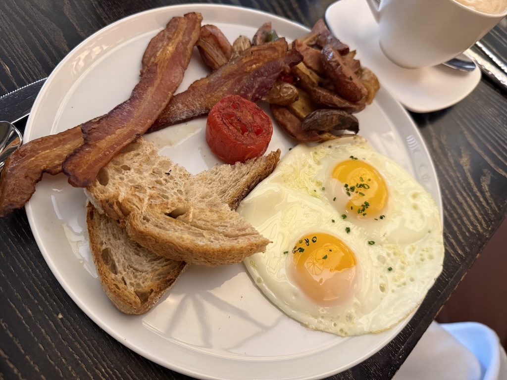 아침 식사, 테이블웨어, 식사, 음식, 요리, 풀코스 아침 식사, 접시, 테이블, 서브웨어, 식기, 달걀 부침, 브런치, 달걀, 빵, 포크, 커피잔, 주식, 달걀 흰자, 달걀 노른자, 주방 도구, 수란, 토스트, 차, 음료, 플래터, 주방용품, 실내, 컵