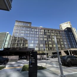 야외, 하늘, 건물, 상업용 건물, 자동차, 육상 차량, 혼용, 수도권, 다운타운, 타워 블록, 도시 지역, 대도시, 차량, 콘도미니움, 창문, 도로, 아파트, 주변지역, 건축물, 거리, 시티, 타워