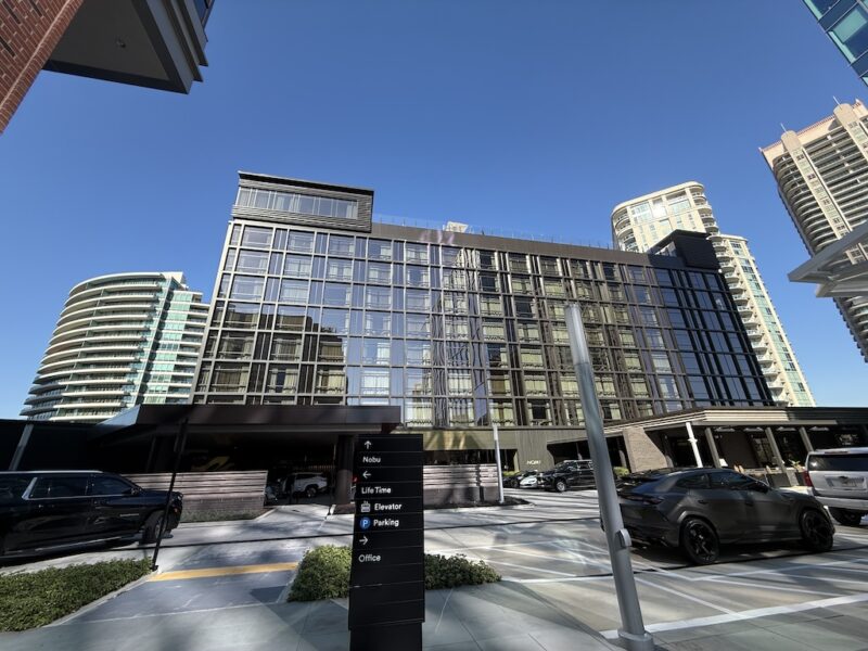 야외, 하늘, 건물, 상업용 건물, 자동차, 육상 차량, 혼용, 수도권, 다운타운, 타워 블록, 도시 지역, 대도시, 차량, 콘도미니움, 창문, 도로, 아파트, 주변지역, 건축물, 거리, 시티, 타워