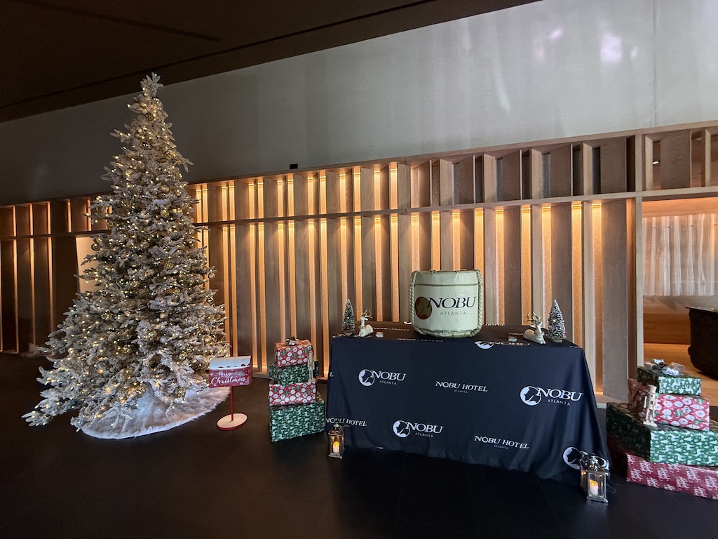 실내, 크리스마스 트리, 벽, 인테리어 디자인, 크리스마스 장식, 천장, 창문, 바닥, 장식된, 크리스마스