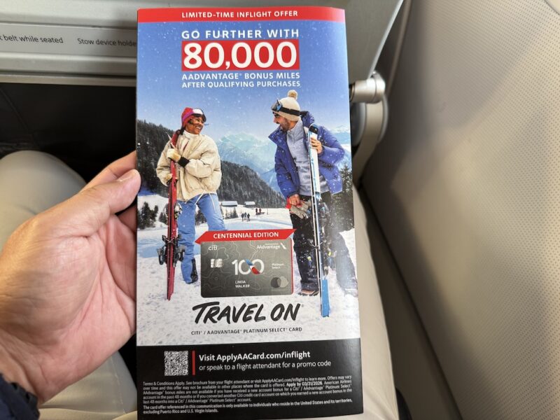 텍스트, 의류, 사람, 자동차, 차량, 실내