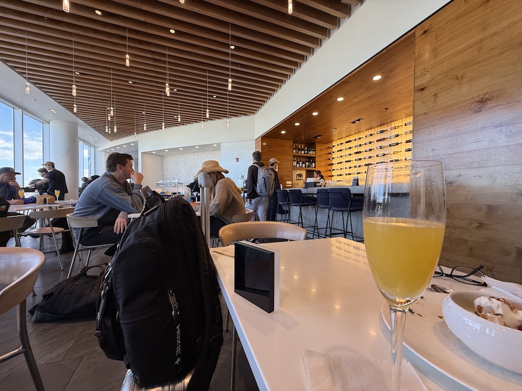 실내, 음료, 의류, 사람, 테이블, 벽, 천장, 가구, 테이블웨어, 스템웨어, 바웨어, 의자, 레스토랑, 음식, 사람들, 카페