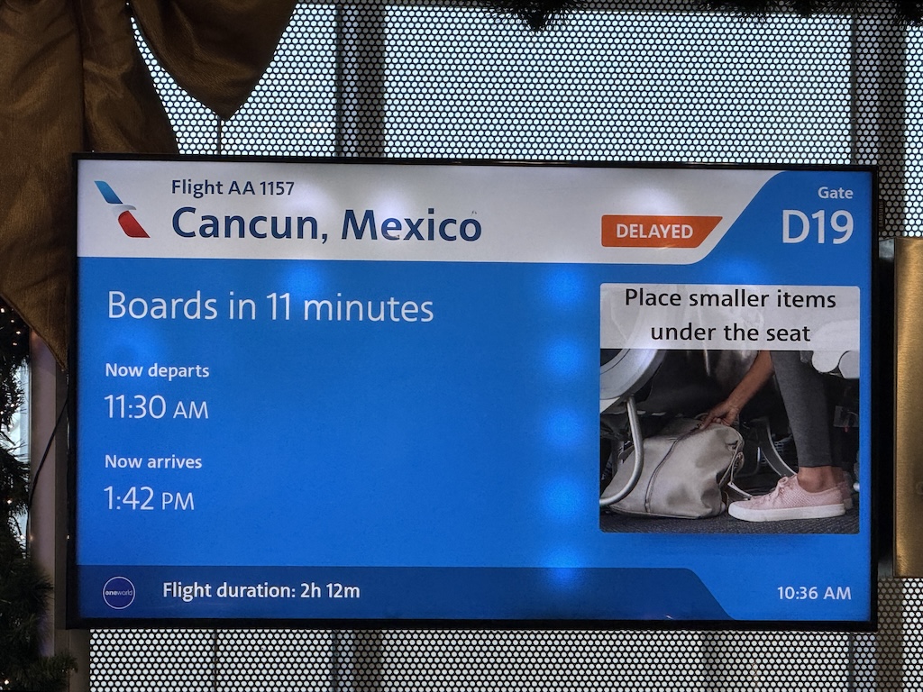 텍스트, 스크린샷, 광고, 의류, 브랜드, 광고판, 사람, 화면, 표지판