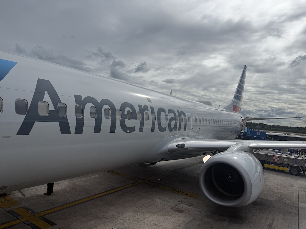 비행기, 구름, 여객기, 항공사, 하늘, 야외, 항공 여행, 제트 엔진, 항공기 엔진, 제트기, 공항, 지상, 차량, 주기장, 서비스, 비행, 항공 우주 공학, 플랩, 협폭동체 항공기, 항공기, 트윈젯, 에어버스, 주차된, 런웨이, 타맥 포장, 큰