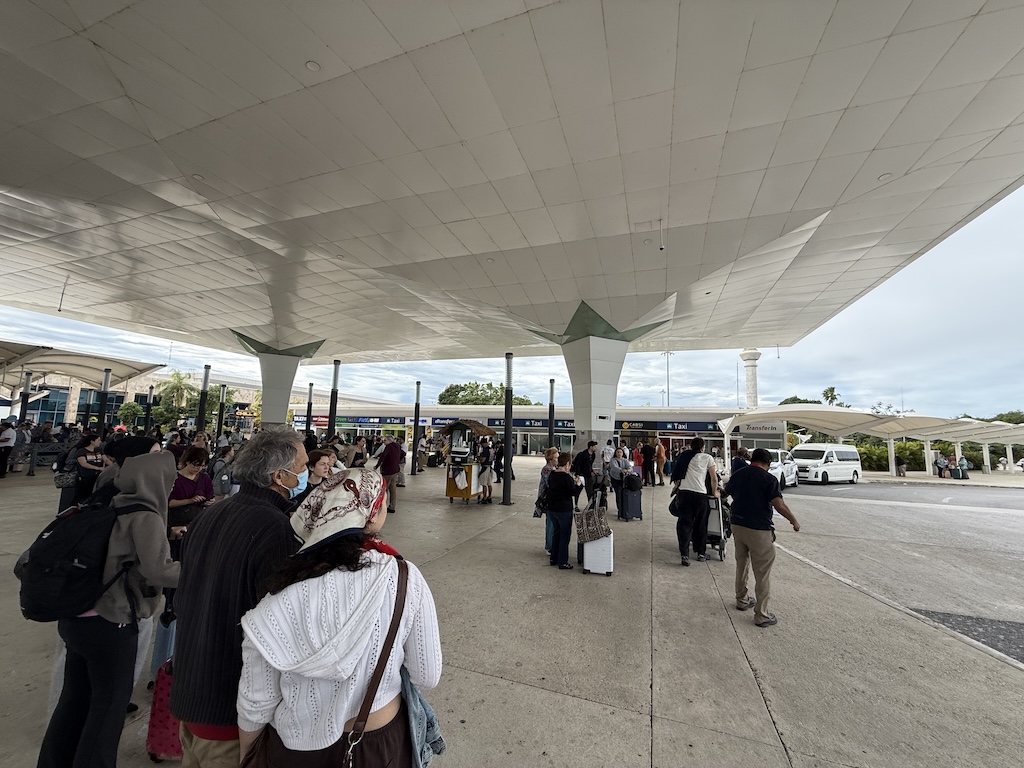 의류, 사람, 사람들, 하늘, 신발류, 야외, 천장, 여성, 비행기, 공항, 여행, 스탠딩, 그룹, 지상, 큰