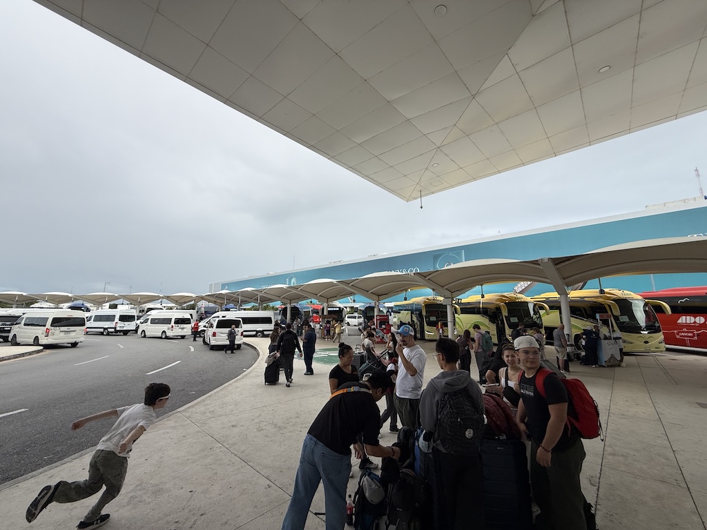 하늘, 의류, 사람, 야외, 차량, 사람들, 비행기, 자동차, 신발류, 공항, 여행, 그룹, 스탠딩, 지상, 주차된, 천장, 군중, 주차