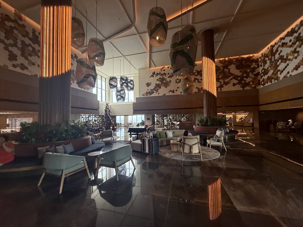 테이블, 가구, 천장, 실내, 커피 테이블, 의자, 인테리어 디자인, 로비, 소파, 천장 설비, 방, 바닥, 레스토랑