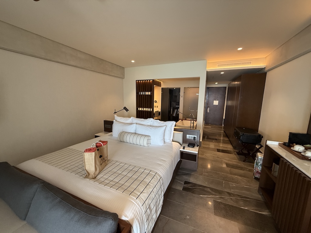 실내, 벽, 인테리어 디자인, 바닥, 천장, 가구, 방, 수납장, 테이블, 조리대, 침대, 바닥재, 싱크대, 호텔, 집, 서랍, 아지트, 베개, 서랍장, 리넨, 찬장, 가전, 침실