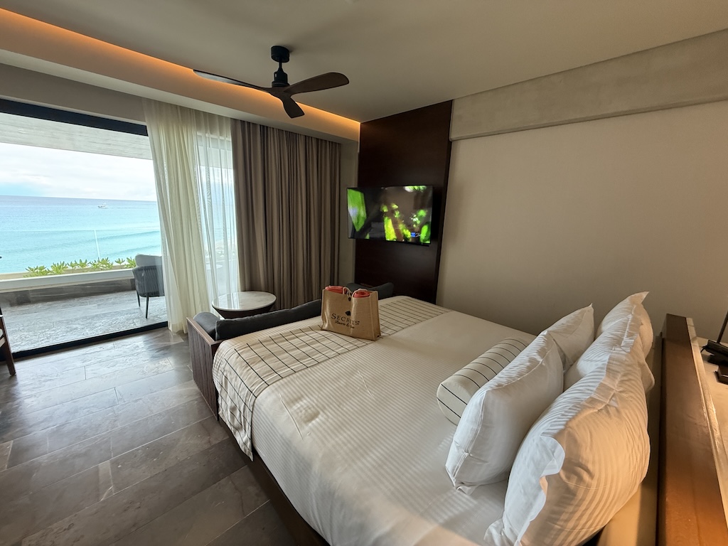 실내, 벽, 인테리어 디자인, 가구, 베개, 침구, 리넨, 방, 매트리스, 침대시트, 침대 프레임, 이불 커버, 창문 장식, 스위트, 커튼, 쿠션, 침실, 천장, 침대, 창 커버, 부티크 호텔, 바닥, 집, 침실용 탁자, 이불, 펜트하우스 아파트, 창문, 호텔, 휴가, 숙소