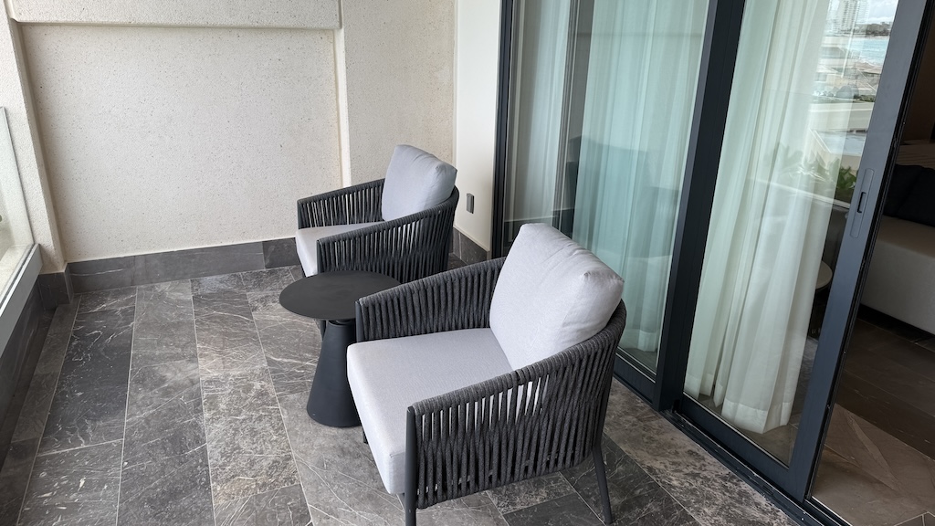 바닥, 실내, 가구, 벽, 인테리어 디자인, 창문, 방, 바닥재, 팔걸이, 의자, 커튼, 클럽 의자, 지상