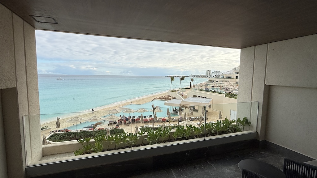 하늘, 가구, 대양, 야외, 물, 그늘, 건물, 벽, 해변, 창문, 실내, 바닥, 휴가