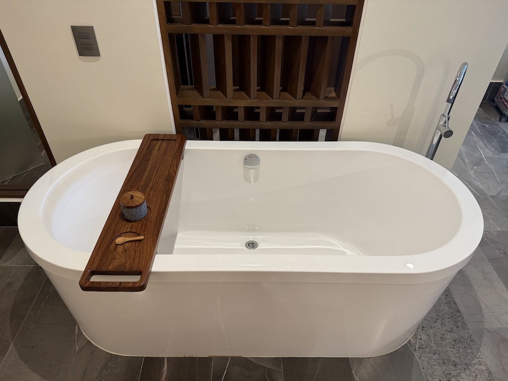 실내, 배관 설비, 욕실 액세서리, 배관, 욕조, 벽, 수도꼭지, 욕실, 타일, 화장실, 바닥, 화이트