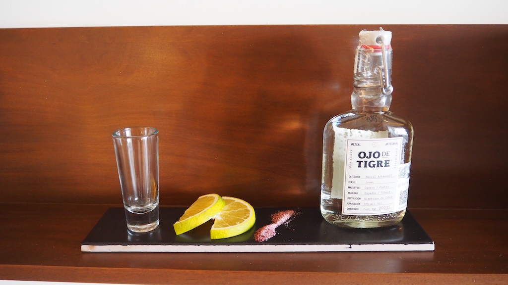 실내, 병, 음료, 유리병, 알코올 음료, 텍스트, 과일, 테이블, 증류주, 레몬, 용액, 바웨어, 알코올, 벽, 음식