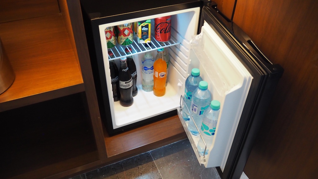 주방가전, 가전용품, 미니 바, 냉장고, 실내, 가전, 청량 음료, 대형가전, 병, 음료, 바닥