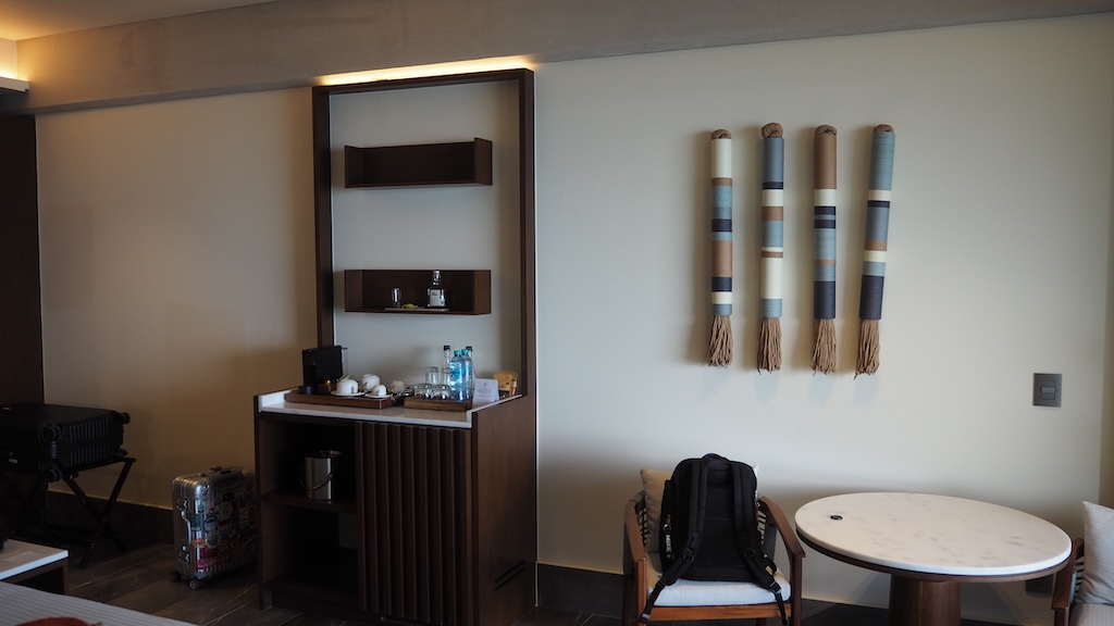 벽, 실내, 가구, 인테리어 디자인, 수납장, 싱크대, 커피 테이블, 조리대, 선반, 아지트, 찬장, 책상, 거울, 스툴, 바닥, 테이블, 방, 의자, 집, 천장, 주방, 디자인