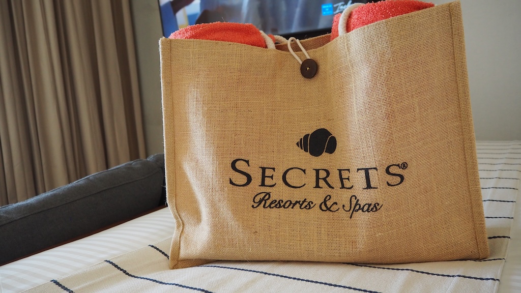 직물, 실내, 텍스트, 쇼핑백, 액세서리, 가방