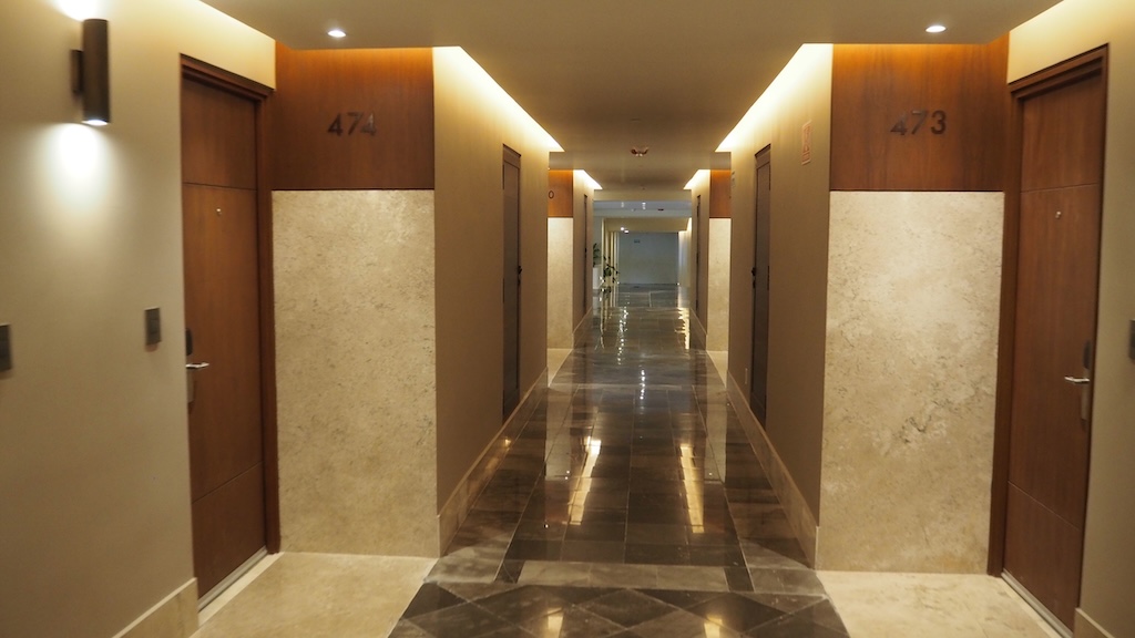 실내, 벽, 문, 타일, 바닥재, 바닥, 인테리어 디자인, 욕실, 천장, 호텔