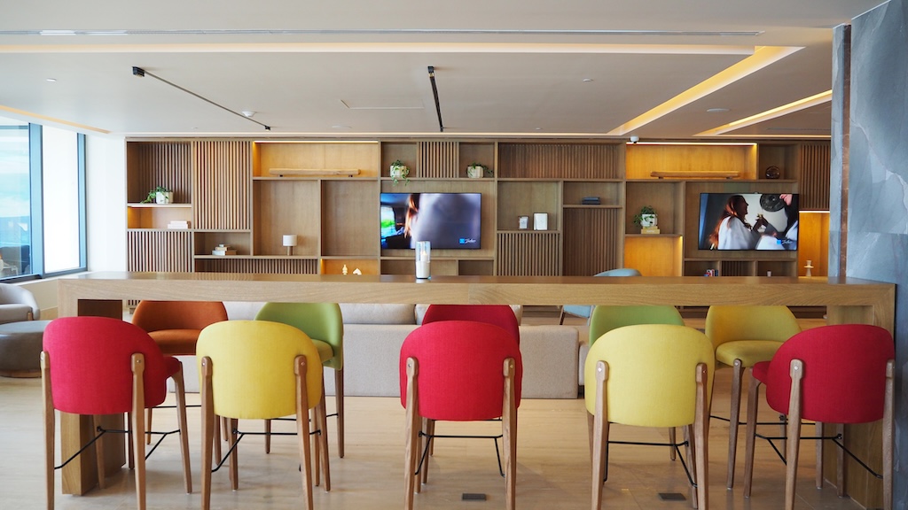 가구, 실내, 벽, 인테리어 디자인, 바닥, 천장, 주방 및 식당 테이블, 스툴, 커피 테이블, 테이블, 의자, 방, 주방, 디자인