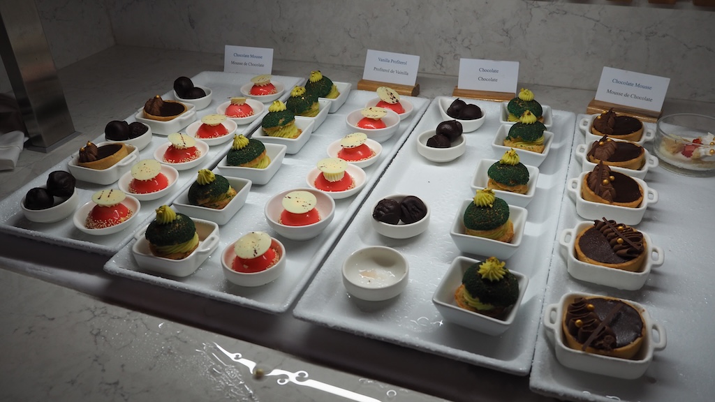 음식, 패스트푸드, 요리 예술, 스낵, 실내, 디저트, 식사, 미식, 요리, 페이스트리, 뷔페, 디스플레이, 트레이, 여러