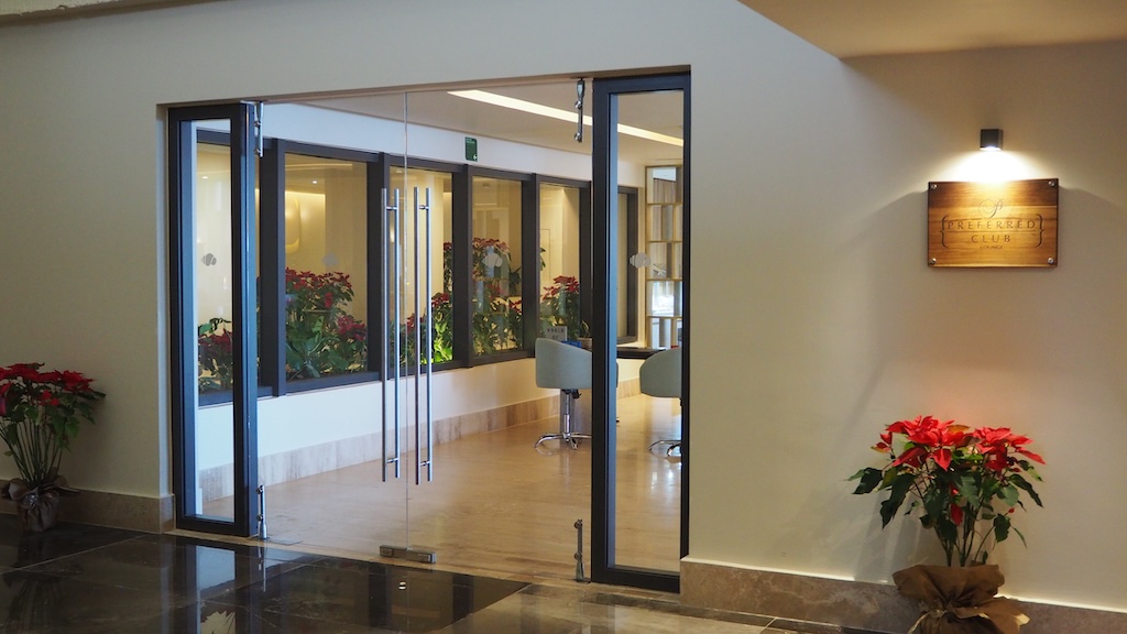 실내, 벽, 인테리어 디자인, 실내용 화초, 꽃병, 화분, 바닥, 창문, 꽃, 거울, 픽스처, 바닥재, 로비, 건물, 유리, 천장, 문, 방, 식물