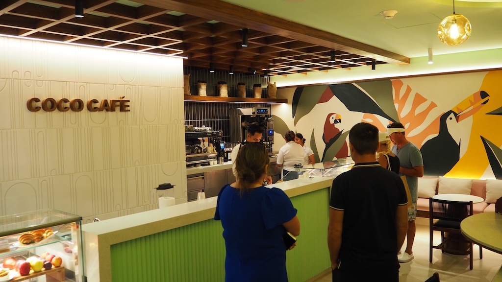 의류, 벽, 실내, 테이블, 가구, 사람, 여성, 의자, 책상, 천장, 스탠딩, 숍, 바닥, 사람들, 주방, 예술