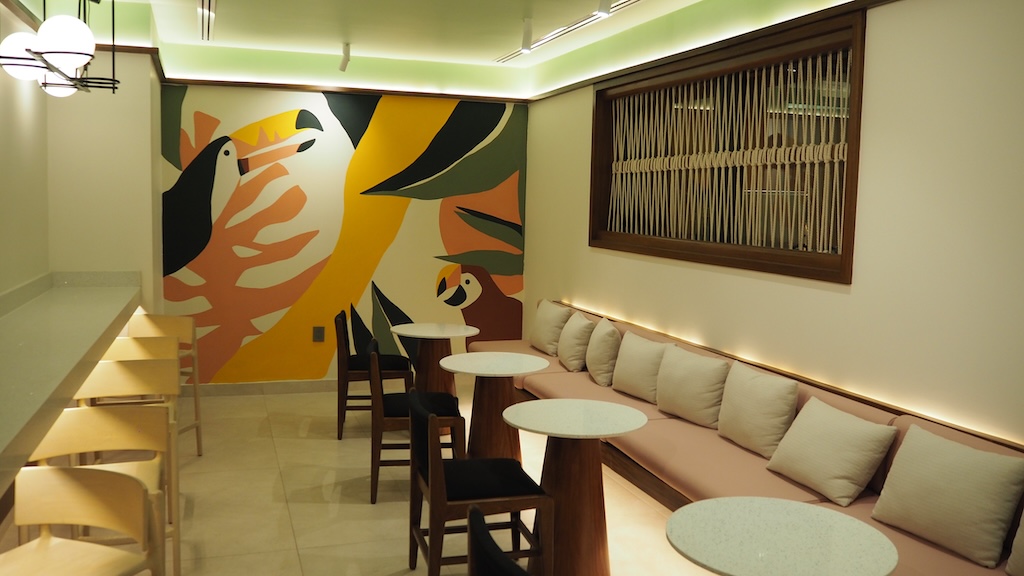 가구, 실내, 벽, 인테리어 디자인, 테이블, 커피 테이블, 스튜디오 소파, 바닥, 소파, 주방 및 식당 테이블, 꽃병, 천장, 레스토랑, 예술, 방, 호텔, 의자