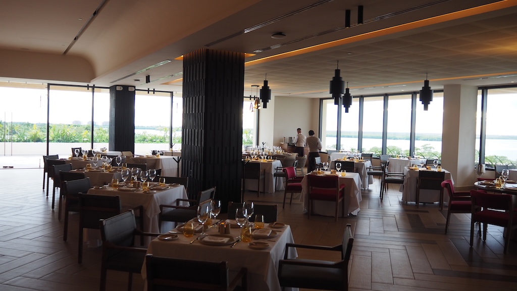 가구, 실내, 장면, 의자, 천장, 테이블, 주방 및 식당 테이블, 창문, 인테리어 디자인, 벽, 바닥, 식탁보, 다목적 홀, 커피 테이블, 다이닝, 방, 레스토랑, 호텔