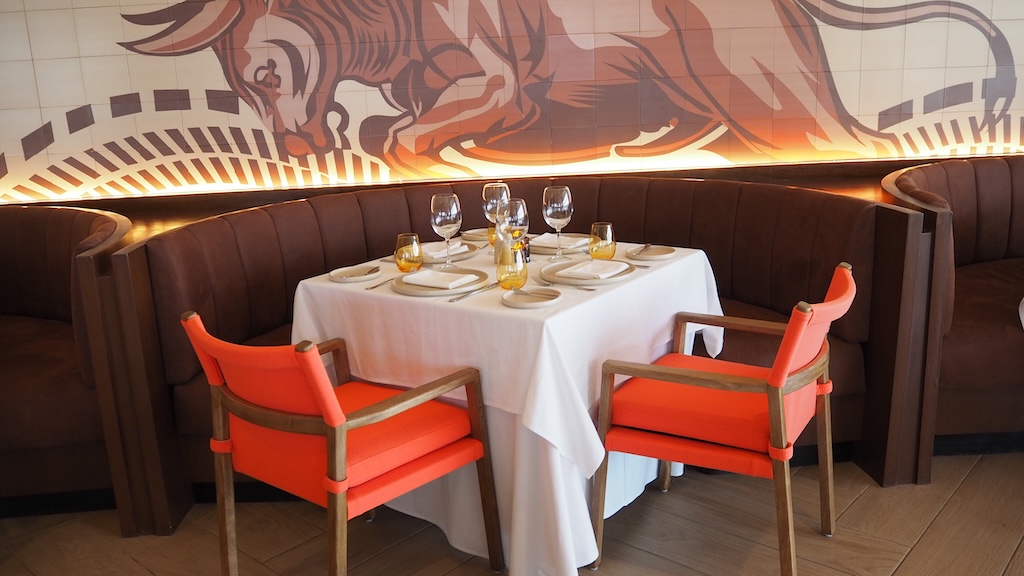 가구, 주방 및 식당 테이블, 벽, 실내, 식탁보, 커피 테이블, 레스토랑, 테이블, 바닥, 인테리어 디자인, 테이블웨어, 리넨, 의자, 다이닝, 식탁