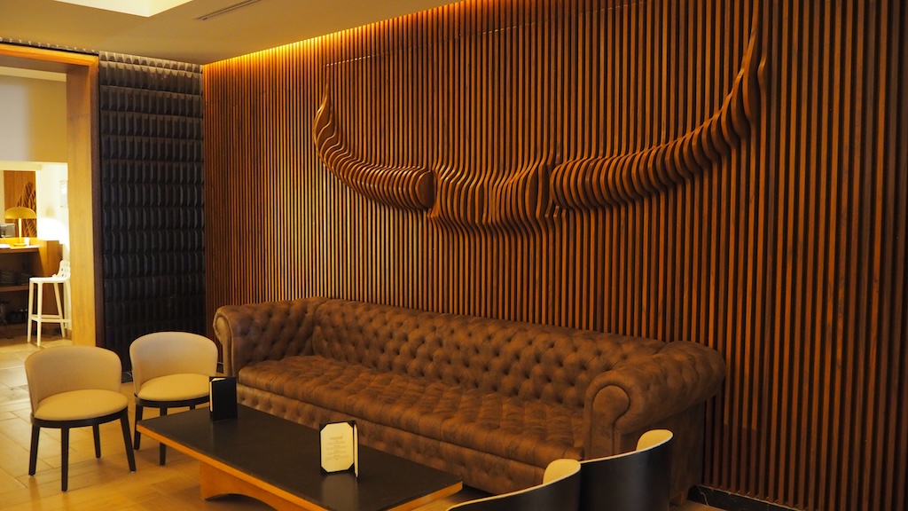 실내, 인테리어 디자인, 벽, 소파, 커튼, 스튜디오 소파, 커피 테이블, 방, 소파 침대, 러브시트, 테이블, 바닥, 거실, 팔걸이, 창문 장식, 클럽 의자, 창 커버, 아지트, 호텔, 의자, 창문, 천장, 가구