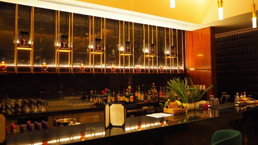 실내, 병, 레스토랑, 벽, 바, 천장, 밤