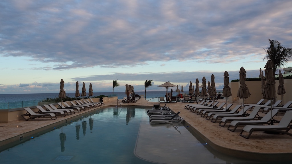 하늘, 야외, 구름, 나무, 물, 야자수, 리조트 타운, 리조트, 해변, 줄을 선, 야자과, 지상, 부두, 휴가, 해돋이