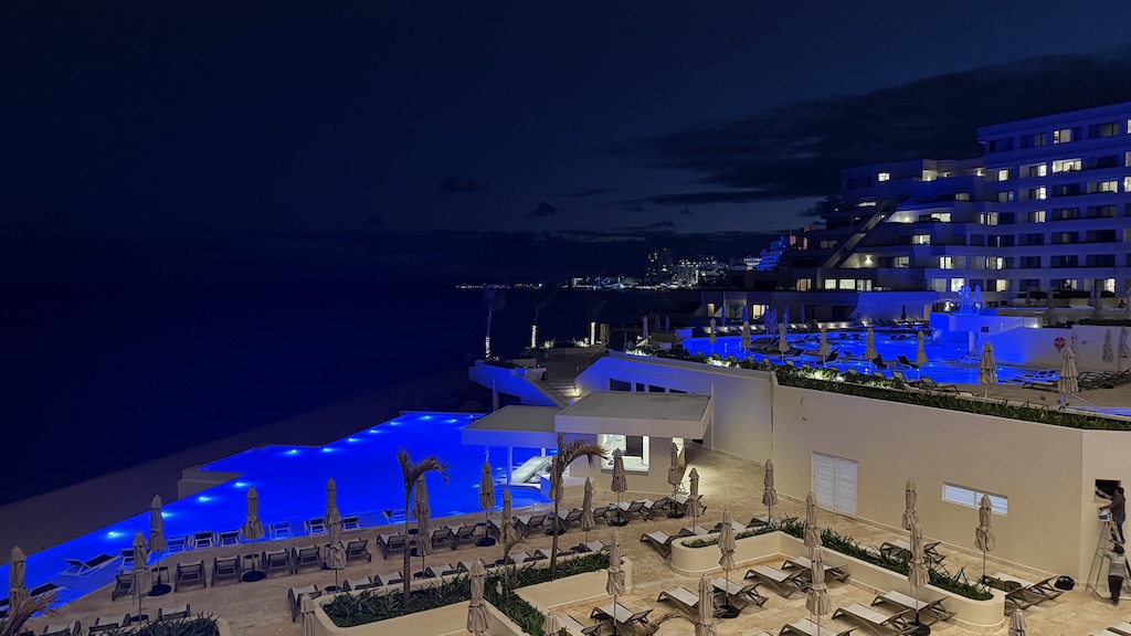 야외, 밤, 건물, 하늘, 물, 리조트 타운, 산, 경치