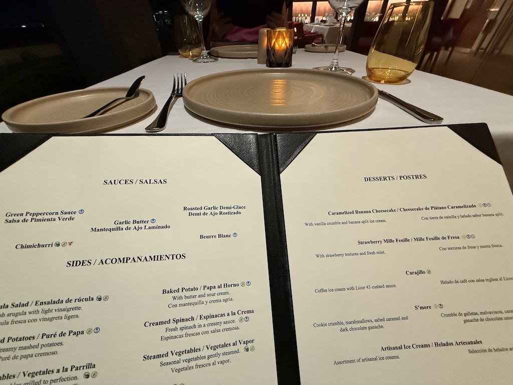 메뉴, 텍스트, 테이블웨어, 테이블, 접시, 실내, 와인잔, 음료, 레스토랑, 디너, 음식