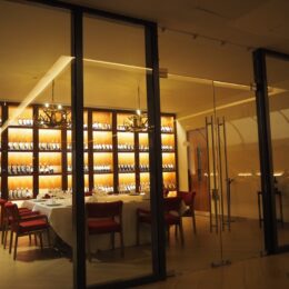 실내, 가구, 인테리어 디자인, 천장, 벽, 바닥, 테이블, 문, 픽스처, 방, 로비, 창문, 유리, 의자, 예술