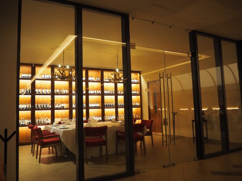 실내, 가구, 인테리어 디자인, 천장, 벽, 바닥, 테이블, 문, 픽스처, 방, 로비, 창문, 유리, 의자, 예술