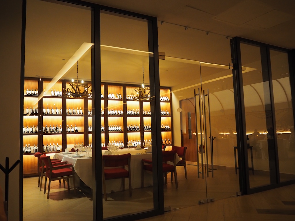 실내, 가구, 인테리어 디자인, 천장, 벽, 바닥, 테이블, 문, 픽스처, 방, 로비, 창문, 유리, 의자, 예술