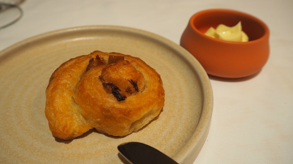 음식, 스낵, 제빵 제품, 실내, 테이블웨어, 주방 도구, 글루텐, 페이스트리, 빵, 요리, 디저트, 주식, 비에누아제리, 테이블, 아침 식사