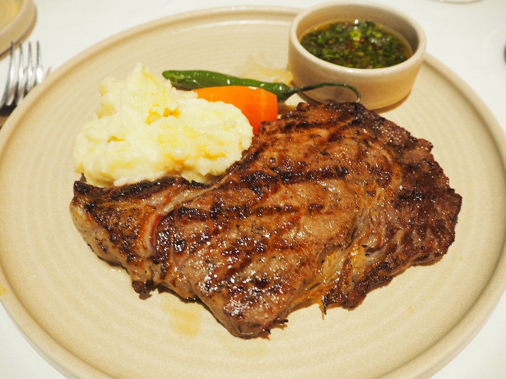 음식, 요리, 접시, 스테이크, 델모니코 스테이크, 카르네 아사다, 식사, 포크 스테이크, 테이블, 레시피, 식재료, 고기 다지기, 등심 스테이크, 립아이 스테이크, 로스팅, 폭찹, 스테이크 소스, 갈비, 자메이카 저크 스파이스, 송아지 고기, 소고기, 조리, 실내, 고기, 채소, 스테이크 오 푸아브르